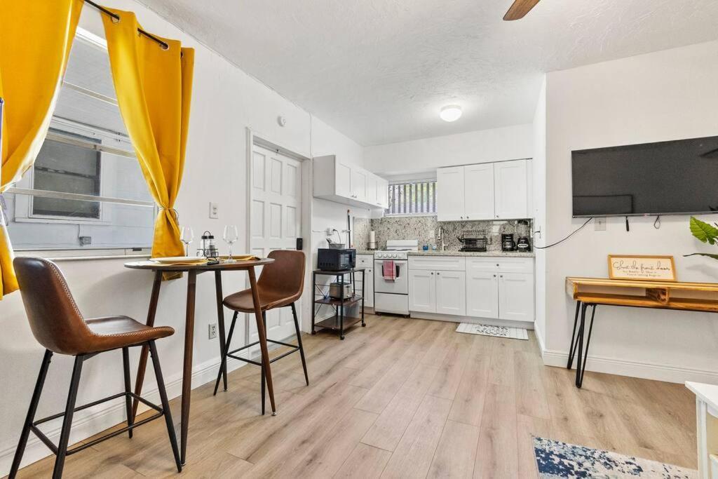 Intimate Casita Mia Minutes Away From Airport, Calle 8, Brickell, Coral Gables, The Beach And More! Miami Exterior photo